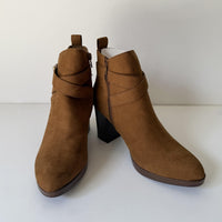 Style & Co Boots Womens Size 8.5 Brown Ankle Booties Side Zip Faux Suede Buckle