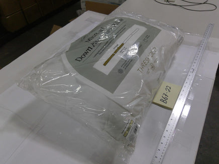 Threshold Microgel Down Alternative Pillow Standard/Queen Medium White Plush