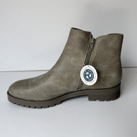 Baretraps Boots Womens Size 10 Grey Daytona Chelsea Lug Sole BFZZ-1083-902